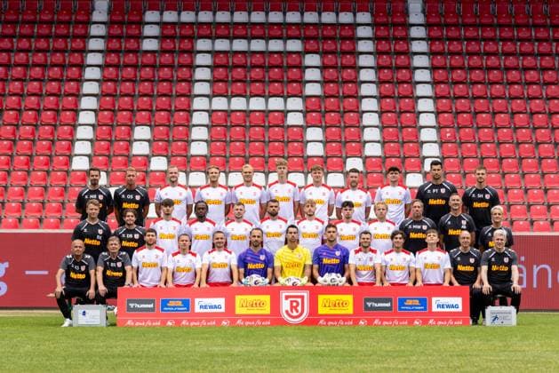 07.07.2025, Fussball, GER, Saison 2025 2026, 3.Liga,Pressetermin, SSV Jahn Regensburg SSV Jahn Regensburg; 3.Liga, Porträttermin 2025 2026; Mannschaftsfoto: hi. Reihe v. li.: Munier Raychouni (Co-Trainer), Oliver Seitz (Co-Trainer Analyse), Eric Hottmann, Felix Strauss, Louis Breunig, Leopold Wurm, Dejan Galjen, Christian Kühlwetter, Leo Mätzler, Philipp Tschauner (Torwarttrainer), Simon Hecht (Athletikt- und Rehatrainer) Mi. Reihe vo. li: Richard Knechtskern (Physiotherapeut), Daniel Binderberger (Physiotherapeut), Dustin Forkel, Davis Asante, Lucas Hermes, Robin Ziegele, Noel Eichinger, Nicolas Oliveira, Philipp Müller, Michael Wimmer (Chef-Trainer), Achim Beierlorzer (Geschäftsführer , Katja Schöppl (Teammanagerin) Vor. Reihe v. li.: Klaus-Dieter Schneider (Betreuer), Reinhold Reisinger (Betreuer), Oscar Schönfelder, Phil Beckhoff, Andreas Geipl, Felix Gebhardt, Alexander Weidinger, Julian Pollersbeck, Benedikt Saller, Benedikt Bauer, Ben Kieffer, Prof. Dr. Franz Müller (Mannschaftsarzt), Dr. Bernd Meyer (Mannschaftsarzt) DFL REGULATIONS PROHIBIT ANY USE OF PHOTOGRAPHS AS IMAGE SEQUENCES AND OR QUASI-VIDEO.