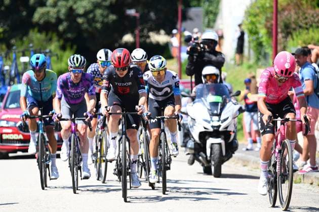 Tour de France 2025 Stage 6 VIRE NORMANDIE, FRANCE - JULY 10 : Yates Simon (GBR) of Team Visma Lease a Bike, Healy Ben (IRL) of EF Education - Easypost, Simmons Quinn (USA) of Lidl - Trek, Van der Poel Mathieu (NED) of Alpecin - Deceuninck, Storer Michael (AUS) of Tudor Pro Cycling Team, Dunbar Eddie (IRL) of Team Jayco AlUla, Barta Will (USA) of Movistar Team, Tejada Harold (COL) of XDS Astana Team during stage 6 of the 112th edition of Tour de France an UCI World Tour 2.UWT cycling road race stage for Men Elite of 201 km with start in Bayeux and finish in Vire Normandie on July 10, 2025 in Vire Normandie, France, 10 07 2025 ( Motordriver Kenny Verfaillie - Vire Normandie France Copyright: xVincentxKalutx