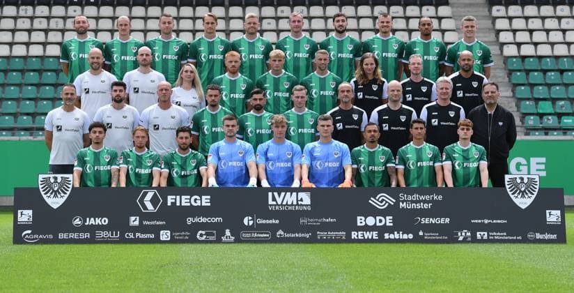 SC Preußen Münster; 2. BL, Porträttermin 2025 2026, Mannschaftsfoto Oben von links: Rico Preißinger, Marvin Schulz, Torge Paetow, Oscar Vilhelmsson, Lars Lokotsch, Simon Scherder, Marcel Benger, Niko Koulis, Etienne Amenyido, Jano ter Horst 3. Reihe von links: Tim Geidies (Athletiktrainer), Jonas Imkamp (Co-Trainer Analyse), Andrea Spittler (Betreuerin), Mikkel Kirkeskov, Marvin Benjamins, Marc Lorenz, Kira Loose (Physiotherapeutin), Matthias Sieme (Physiotherapeut & Rehatrainer), Dennis Sarteh (Physiotherapeut) 2. Reihe von links: Alexander Ende (Trainer), Zlatko Muhovic (Co-Trainer), Andrà Poggenborg (Torwarttrainer), Yassine Bouchama, Malik Batmaz, Joshua Mees, Dr. Cornelius Müller- Rensmann (Mannschaftsarzt), Prof. Dr. Kristian Schneider (Mannschaftsarzt), Dr. Tim Hartwig (Mannschaftsarzt), Harald Menzel (Teammanager) Untere Reihe von links: Leon Tasov, Luca Bolay, Charalambos Makridis, Morten Behrens, Johannes Schenk, Marian Kirsch, Oliver Batista Meier, Marco Meyerhöfer, Jakob Korte Es fehlen: Jorrit Hendrix und Helge Dahms (Zeugwart)