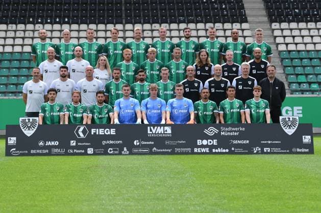 SC Preußen Münster; 2. BL, Porträttermin 2025 2026, Mannschaftsfoto Oben von links: Rico Preißinger, Marvin Schulz, Torge Paetow, Oscar Vilhelmsson, Lars Lokotsch, Simon Scherder, Marcel Benger, Niko Koulis, Etienne Amenyido, Jano ter Horst 3. Reihe von links: Tim Geidies (Athletiktrainer), Jonas Imkamp (Co-Trainer Analyse), Andrea Spittler (Betreuerin), Mikkel Kirkeskov, Marvin Benjamins, Marc Lorenz, Kira Loose (Physiotherapeutin), Matthias Sieme (Physiotherapeut & Rehatrainer), Dennis Sarteh (Physiotherapeut) 2. Reihe von links: Alexander Ende (Trainer), Zlatko Muhovic (Co-Trainer), Andrà Poggenborg (Torwarttrainer), Yassine Bouchama, Malik Batmaz, Joshua Mees, Dr. Cornelius Müller- Rensmann (Mannschaftsarzt), Prof. Dr. Kristian Schneider (Mannschaftsarzt), Dr. Tim Hartwig (Mannschaftsarzt), Harald Menzel (Teammanager) Untere Reihe von links: Leon Tasov, Luca Bolay, Charalambos Makridis, Morten Behrens, Johannes Schenk, Marian Kirsch, Oliver Batista Meier, Marco Meyerhöfer, Jakob Korte Es fehlen: Jorrit Hendrix und Helge Dahms (Zeugwart)