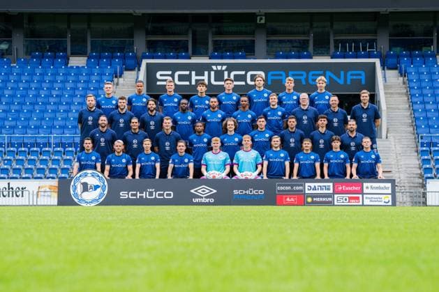 DSC Arminia Bielefeld, 2. BL, Porträttermin 2025 2026, , hintere Reihe v.li.: Leon Schneider, Joel Felix, Lukas Kunze, Florian Micheler, Maximilian Großer, Roberts Uldrikis, Julian Kania und Jonathan Norbye; dritte Reihe v.li.: Physiotherapeut Arne Böker, Co-Trainer Malte Hornemann, Co-Trainer Niklas Klasen, Benjamin Boakye, Jeredy Hilterman, Noah Sarenren Bazee, Joel Grodowski, Betreuer Sebastian Wolf, Zeugwart Rainer Schonz, Mannschaftsarzt Stefan Budde; zweite Reihe v.li: Trainer Mitch Kniat, Co-Trainer Daniel Jara Cortina, Co-Trainer Janik Steringer, Isaiah Young, Mael Corboz, Stefano Russo, Torwarttrainer Steffen Süßner, Co-Trainer Luis Allmeroth, Physiotherapeut Michael Schweika; vierte Reihe v.li.: Christopher Lannert, Mika Schroers, Sam Schreck, Marvin Mehlem, Jonas Kersken, Leo Oppermann, Tim Handwerker, Felix Hagmann, Daniel Richter, Justin Lukas.