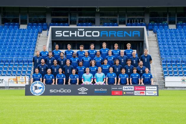 DSC Arminia Bielefeld, 2. BL, Porträttermin 2025 2026, , hintere Reihe v.li.: Leon Schneider, Joel Felix, Lukas Kunze, Florian Micheler, Maximilian Großer, Roberts Uldrikis, Julian Kania und Jonathan Norbye; dritte Reihe v.li.: Physiotherapeut Arne Böker, Co-Trainer Malte Hornemann, Co-Trainer Niklas Klasen, Benjamin Boakye, Jeredy Hilterman, Noah Sarenren Bazee, Joel Grodowski, Betreuer Sebastian Wolf, Zeugwart Rainer Schonz, Mannschaftsarzt Stefan Budde; zweite Reihe v.li: Trainer Mitch Kniat, Co-Trainer Daniel Jara Cortina, Co-Trainer Janik Steringer, Isaiah Young, Mael Corboz, Stefano Russo, Torwarttrainer Steffen Süßner, Co-Trainer Luis Allmeroth, Physiotherapeut Michael Schweika; vierte Reihe v.li.: Christopher Lannert, Mika Schroers, Sam Schreck, Marvin Mehlem, Jonas Kersken, Leo Oppermann, Tim Handwerker, Felix Hagmann, Daniel Richter, Justin Lukas.