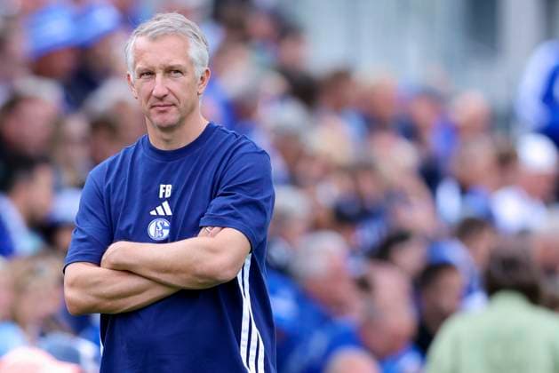 Vorstand Frank Baumann (FC Schalke 04) schaut, 11.07.2025, Training FC Schalke 04, Trainingsplatz am 11. July 2025 in Neustift im Stubaitail, Oesterreich. (Foto von Marco Steinbrenner DeFodi Images) Vorstand Sport Frank Baumann (FC Schalke 04) looks on, 11.07.2025, Training FC Schalke 04, Trainingsplatz, July 11, 2025 in Neustift im Stubaital, Austria. (Photo by Marco Steinbrenner DeFodi Images)