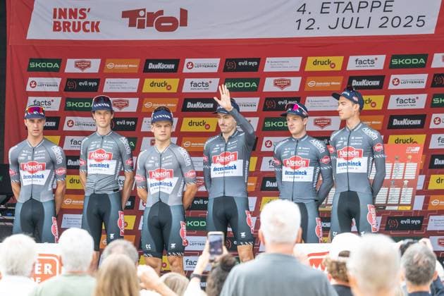 12.07.2025, Kühtai, AUT, Tour of Austria 2025, Etappe 4 von Innsbruck nach Kühtai (117,1 km), im Bild TEAM ALPECIN-DECEUNINCK mit Michael Gogl (AUT), Lennert Belmans (BEL), Jensen Plowright (AUS), Noah Ramsay (CAN), Luca Vergallito (ITA), Toon Vandebosch (BEL), Niels Vandeputte (BEL) TEAM ALPECIN-DECEUNINCK mit Michael Gogl (AUT), Lennert Belmans (BEL), Jensen Plowright (AUS), Noah Ramsay (CAN), Luca Vergallito (ITA), Toon Vandebosch (BEL), Niels Vandeputte (BEL) before the start of the stage 4 from Innsbruck to Kühtai (117,1 km) of the Tour of Austria. Kühtai, Austria on 2025 07 12. Expa Kühtai