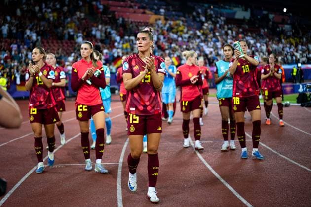 Selina Cerci (Deutschland, 15) und Team sind enttauescht ueber die 4:1 Niederlage und bedanken sich auf einer Ehrenrunde bei den zahlreichen mitgereisten deutschen Fans, SUI, Schweden vs Deutschland, Fussball, UEFA Womens Euro 2025, Gruppe C, 3. Spieltag, Spielzeit 2024 2025, 12.07.2025 SUI, Schweden vs Deutschland, Fussball, UEFA Womens Euro 2025, Gruppe C, 3. Spieltag, Spielzeit 2024 2025, 12.07.2025 Zuerich Copyright: xEibner-Pressefoto Memmlerx EP_MMR