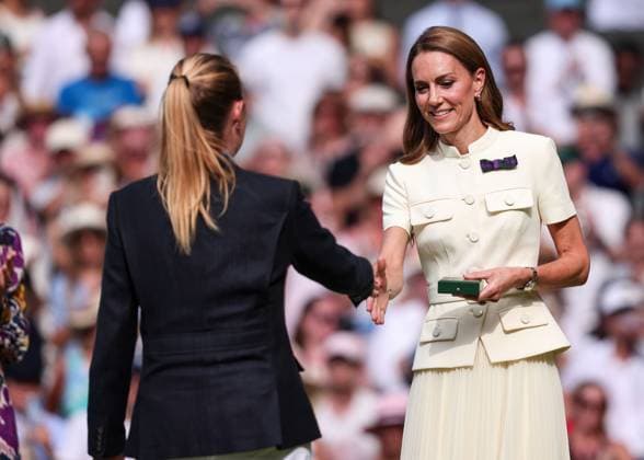 Wimbledon Feature, Catherine, Princess of Wales gratuliert Schiedsrichterin Miriam Bley nach dem Damen Endspiel, Final, Damen Einzel, Ladies Singles Tennis - Wimbledon 2025 - Grand Slam ITF ATP, Tennis Herren WTA, Tennis Damen - AELTC - London - - Great Britain - 12 July 2025. Wimbledon Feature,Catherine, Princess of Wales gratuliert Schiedsrichterin Miriam Bley nach Endspiel, Final, Damen Einzel, Ladies Singles Copyright: xJuergenxHasenkopfx