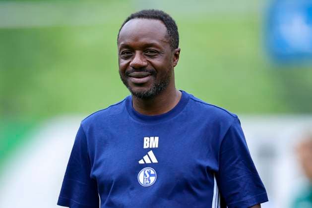 Direktor Kaderplanung, Scouting und Knappenschmiede Ben Manga (FC Schalke 04) lacht, Friendly match, SV Wehen Wiesbaden vs FC Schalke 04, Trainingsplatz am 12. July 2025 in Neustift im Stubaital, Oesterreich. (Foto von Marco Steinbrenner DeFodi Images) Direktor Kaderplanung, Scouting und Knappenschmiede Ben Manga (FC Schalke 04) smiles, Friendly match, SV Wehen Wiesbaden vs FC Schalke 04, Trainingsplatz, July 12, 2025 in Neustift im Stubaital, Austria. (Photo by Marco Steinbrenner DeFodi Images)