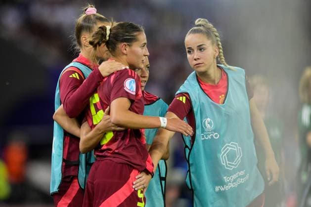 Fußball, UEFA Women s EURO 2025, 20250712, Schweden - Deutschland. Im Bild v.l.Cora ZICAI (Deutschland, 14), Linda DALLMANN (Deutschland, 16), Carlotta WAMSER (Deutschland, 5), Giulia GWINN (Deutschland, 7) bauen auf nach roter Karte. Zürich Stadion Letzigrund Zürich Schweiz Copyright: Passion2Press MarkusxFischerx