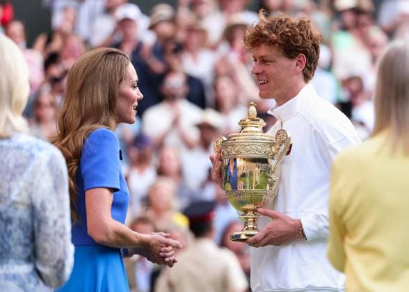 Sport Bilder des Tages Catherine, Princess of Wales ueberreicht Jannik Sinner den Pokal, Trophäe, Siegerehrung, Presentation, Endspiel, Final, Herren Einzel, Men s Singles Tennis - Wimbledon 2021 - Grand Slam ITF ATP, Tennis Herren WTA, Tennis Damen - AELTC - London - - Great Britain - 13 July 2025. Copyright: xJuergenxHasenkopfx