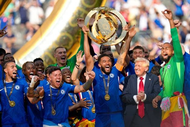 Reece James (Chelsea FC, 24) haelt den FIFA Club World Cup 2025 Pokal, waehrend Chelsea nach dem Sieg gegen Paris Saint-Germain im Finale feiert. US-Praesident Donald Trump ist auf der Buehne, um mit dem Team zu feiern. USA, Chelsea FC vs Paris Saint-Germain, FIFA Club World Cup, Finale, Match 63, 13.07.2025 USA, Chelsea FC vs Paris Saint-Germain, FIFA Club World Cup, Finale, Match 63, 13.07.2025 East Rutherford Copyright: xScottxW.xColemanx EP_SCN