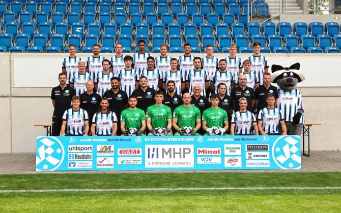 BAU 15.07.2025 Stuttgart-Degerloch Fußball SV Stuttgarter Kickers Fototermin, Mannschaftsfoto, vorne 1. Reihe v.l. Nico Blank, Sinan Tekerci, David Mitrovic, Bela Dumrath, Felix Dornebusch, Leon Neaime, Christian Mauersberger, Mario Borac; 2. Reihe v.l. Trainer Marco Wildersinn, Dominik Lang (Co-Trainer), Kerem Arslan (Co-Trainer), Denis Jercic (Torwart-Trainer), Konstantin Konstantinidis (Athletik-Trainer), Willi Mast (Busfahrer Betreuer), Dieter Kerschbaum (Zeugwart Betreuer), Alexander Röth (Physiotherapeut), Timo Neuhaus (Teambetreuer), Maskottchen Waldi; 3. Reihe v.l. Per Lockl, David Tomic, Lirijon Abdullahu, David Udogu, Maximilian Zaiser, Flamur Berisha, Lukas Kiefer, Nevio Schembri; 4. Reihe v.l. Nico Fundel, David Braig, Marlon Faß, Jacob Danquah, Brian Behrendt, Milan Petrovic, Meris Skenderovic, Oskar Hencke, Vincent Schwab
