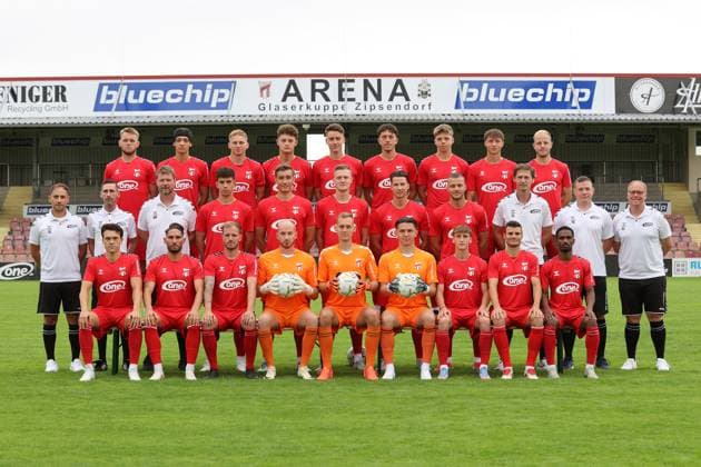 Fußball, RL Nordost, ZFC Meuselwitz, Porträttermin 2025 2026 Männer Fußball Fussball Regionalliga Nord-Ost Saison 2025 26 16.07.2025 Bluechip Arena Meuselwitz Thüringen ZFC Meuselwitz - Mannschaftsfoto Teamfoto vordere Reihe v.l.n.r.: Luca Bürger, Andy Trübenbach, Renà Eckardt, Chris Kroner, Lukas Sedlak, Justin Fietz, Bastian Burghold, Fabian Raithel, Califo Baldà mittler Reihe v.l.n.r.: Sebastian Ebneth Physiotherapeut, Enrico Scheil Mannschaftsleiter, Holm Pinder Co-Trainer, Christoph Pauling, Leon Schmökel, Hendrik Wurr, Eric Stiller, Cemal Kaymaz, Georg-Martin Leopold Cheftrainer, Tobias Kups Co-Trainer, Roman Linke Torwart- und Athletiktrainer hintere Reihe v.l.n.r.: Jan Halasz, Elias Ndukwe Oke, Felix Rehder, Ben Keßler, Florian Hansch, Luis Fischer, Theo Teßmer, Nick Seidemann, David Pfeil Meuselwitz Thueringen Germany