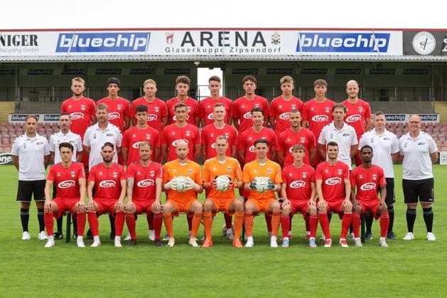 Fußball, RL Nordost, ZFC Meuselwitz, Porträttermin 2025 2026 Männer Fußball Fussball Regionalliga Nord-Ost Saison 2025 26 16.07.2025 Bluechip Arena Meuselwitz Thüringen ZFC Meuselwitz - Mannschaftsfoto Teamfoto vordere Reihe v.l.n.r.: Luca Bürger, Andy Trübenbach, Renà Eckardt, Chris Kroner, Lukas Sedlak, Justin Fietz, Bastian Burghold, Fabian Raithel, Califo Baldà mittler Reihe v.l.n.r.: Sebastian Ebneth Physiotherapeut, Enrico Scheil Mannschaftsleiter, Holm Pinder Co-Trainer, Christoph Pauling, Leon Schmökel, Hendrik Wurr, Eric Stiller, Cemal Kaymaz, Georg-Martin Leopold Cheftrainer, Tobias Kups Co-Trainer, Roman Linke Torwart- und Athletiktrainer hintere Reihe v.l.n.r.: Jan Halasz, Elias Ndukwe Oke, Felix Rehder, Ben Keßler, Florian Hansch, Luis Fischer, Theo Teßmer, Nick Seidemann, David Pfeil Meuselwitz Thueringen Germany