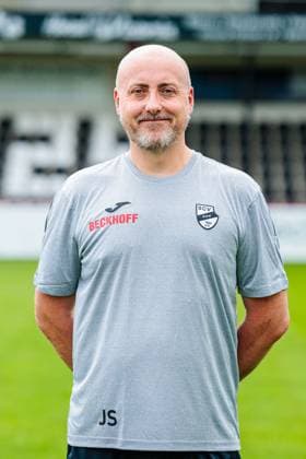 Dr. Jochen Schroeder, Orthopaedischer Mannschaftsarzt; SC Verl; 3.Liga, Porträttermin 2025 2026 GER, Porträttermin SC Verl, Fussball, 3. Liga, Spielzeit 2025 2026, 16.07.2025 GER, Porträttermin SC Verl, Fussball, 3. Liga, Spielzeit 2025 2026, 16.07.2025 Verl Copyright: xEibner-Pressefoto JanxRollingerx EP_JSK