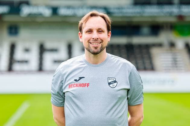 Dr. Christian Colcuc, Orthopaedischer Mannschaftsarzt; SC Verl; 3.Liga, Porträttermin 2025 2026 GER, Porträttermin SC Verl, Fussball, 3. Liga, Spielzeit 2025 2026, 16.07.2025 GER, Porträttermin SC Verl, Fussball, 3. Liga, Spielzeit 2025 2026, 16.07.2025 Verl Copyright: xEibner-Pressefoto JanxRollingerx EP_JSK