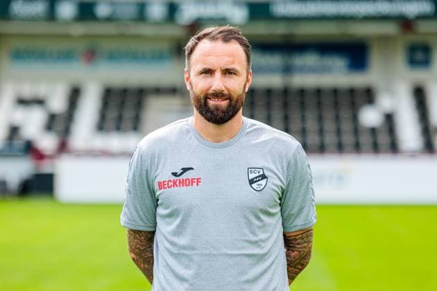 Zlatko Janjic, Vorstand SC Verl; 3.Liga, Porträttermin 2025 2026 GER, Porträttermin SC Verl, Fussball, 3. Liga, Spielzeit 2025 2026, 16.07.2025 GER, Porträttermin SC Verl, Fussball, 3. Liga, Spielzeit 2025 2026, 16.07.2025 Verl Copyright: xEibner-Pressefoto JanxRollingerx EP_JSK