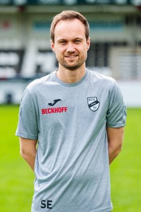 Dr. Simon Eschrig, Internistischer Mannschaftsarzt; SC Verl; 3.Liga, Porträttermin 2025 2026 GER, Porträttermin SC Verl, Fussball, 3. Liga, Spielzeit 2025 2026, 16.07.2025 GER, Porträttermin SC Verl, Fussball, 3. Liga, Spielzeit 2025 2026, 16.07.2025 Verl Copyright: xEibner-Pressefoto JanxRollingerx EP_JSK