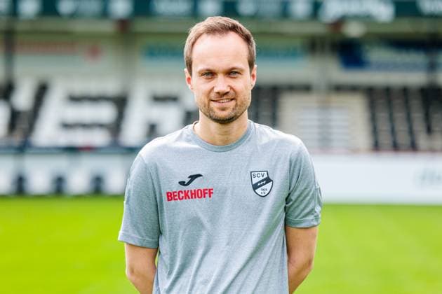 Dr. Simon Eschrig, Internistischer Mannschaftsarzt; SC Verl; 3.Liga, Porträttermin 2025 2026 GER, Porträttermin SC Verl, Fussball, 3. Liga, Spielzeit 2025 2026, 16.07.2025 GER, Porträttermin SC Verl, Fussball, 3. Liga, Spielzeit 2025 2026, 16.07.2025 Verl Copyright: xEibner-Pressefoto JanxRollingerx EP_JSK