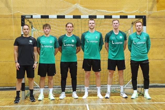 HBL1: Trainingsauftakt des SC DHfK Leipzig, 17.07.25 Die Neuzugänge von links: Cheftrainer Raul Alonso (SC DHfK Leipzig), Tom Koschek (76, SC DHfK Leipzig), Blaer Hinriksson (44, SC DHfK Leipzig), Torwart Tomas Mrkva (16, SC DHfK Leipzig), Adam Lönn (15, SC DHfK Leipzig), Tomas Piroch (7, SC DHfK Leipzig). Handball, DAIKIN HBL, Saison 2025 2026, Trainingsauftakt des SC DHfK Leipzig am 17.07.25 in der Quarterback Immobilien Arena Leipzig Kleine Arena. Copyright: xBEAUTIFULxSPORTS JanxKaeferx