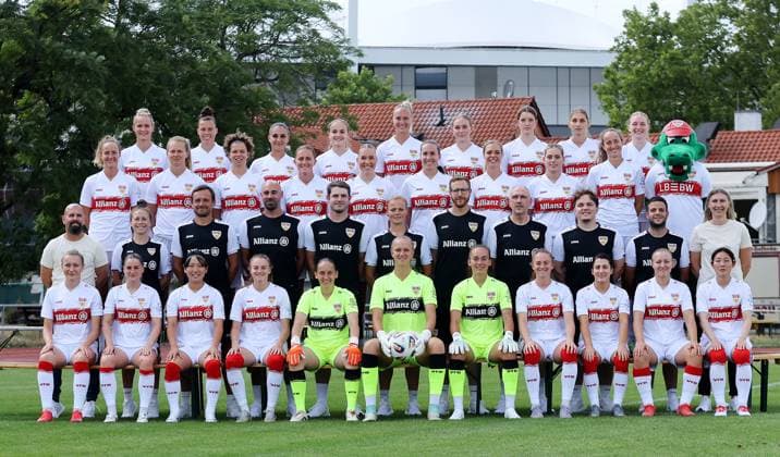 BAU Stuttgart Fussball 2. Bundesliga VfB Stuttgart Porträttermin 2025 2026, Mannschaftsfoto, Reihe 4 (v.l.n.r.): 20 Jana Beuschlein, 26 Nicole Billa, 5 Laureta Temaj, 17 Muriel Dürr, 29 Meike Meßmer, 4 Katharina Schäfer, 3 Lenelotte Müller, 21 Emma Babic, 2 Linette Hofmann Reihe 3 (v.l.n.r.): 33 Fabienne Dongus, 8 Maxi Rall, 11 Rosa Rückert, 9 Julia Glaser, 6 Charlotte Blümel, 18 Jana Spengler, 16 Janina Hechler, 7 Dafina Redzepi, 32 Tamar Dongus, Fritzle Reihe 2(v.l.n.r.): Sascha Glass, Theresa Panfil, Heiko Gerber, Ersin Canpolat, Philipp Meister, Miriam Hanemann, Christian Liedtke, Ralph Munz, Simon Kubach, Tobias Schwaab, Lisa Lang Reihe 1 (v.l.n.r.): 13 Leonie Kopp, 24 Celine Philipp, 19 Yuka Hirano, 30 Joy Castor, 22 Pia Hein, 25 Eve Boettcher, 1 Kiara Beck, 99 Gillian Castor, 10 Anja Selensky, 77 Leonie Schetter, 79 Haruka Osawa