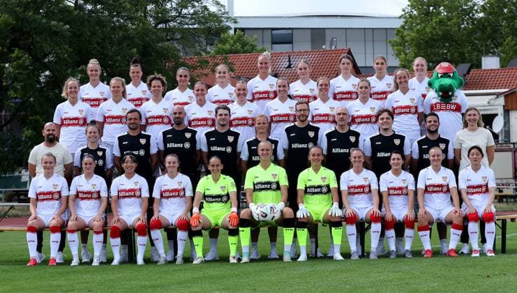 BAU Stuttgart Fussball 2. Bundesliga VfB Stuttgart Porträttermin 2025 2026, Mannschaftsfoto, Reihe 4 (v.l.n.r.): 20 Jana Beuschlein, 26 Nicole Billa, 5 Laureta Temaj, 17 Muriel Dürr, 29 Meike Meßmer, 4 Katharina Schäfer, 3 Lenelotte Müller, 21 Emma Babic, 2 Linette Hofmann Reihe 3 (v.l.n.r.): 33 Fabienne Dongus, 8 Maxi Rall, 11 Rosa Rückert, 9 Julia Glaser, 6 Charlotte Blümel, 18 Jana Spengler, 16 Janina Hechler, 7 Dafina Redzepi, 32 Tamar Dongus, Fritzle Reihe 2(v.l.n.r.): Sascha Glass, Theresa Panfil, Heiko Gerber, Ersin Canpolat, Philipp Meister, Miriam Hanemann, Christian Liedtke, Ralph Munz, Simon Kubach, Tobias Schwaab, Lisa Lang Reihe 1 (v.l.n.r.): 13 Leonie Kopp, 24 Celine Philipp, 19 Yuka Hirano, 30 Joy Castor, 22 Pia Hein, 25 Eve Boettcher, 1 Kiara Beck, 99 Gillian Castor, 10 Anja Selensky, 77 Leonie Schetter, 79 Haruka Osawa