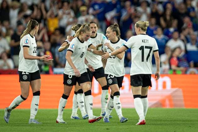 FOOTBALL: FEMININ France vs Allemagne - UEFA EURO, EM, Europameisterschaft,Fussball 2025 Quarts de finale - 19 07 2025 Joie des joueuses de l equipe de Allemagne apres le but de Sjoeke Nüsken 9 lors du match Quarts de finale du Championnat d Europe de football fà minin EURO 2025 entre France et Allemagne. St. Jakob Park in Basel - Suisse 19 07 2025 Copyright: xx