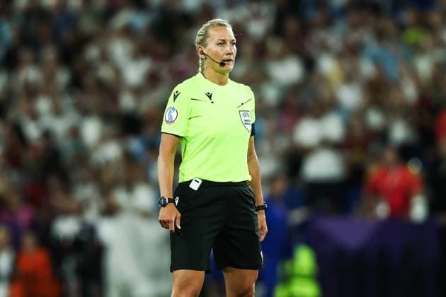 Fussball, UEFA Women™s EURO 2025 Viertelfinale Frankreich - Deutschland 19.07.2025, St. Jakob Park Basel Tess Olofsson (Schiedsrichterin) Basel St. Jakob Park Schweiz