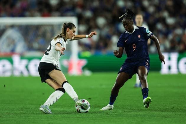 Fussball, UEFA Women™s EURO 2025 Viertelfinale Frankreich - Deutschland 19.07.2025, St. Jakob Park Basel Jule Brand (Deutschland, 22) Melvine Malard (Frankreich, 9) Zweikampf Basel St. Jakob Park Schweiz