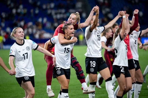 Franziska Kett (Deutschland, 17), Selina Cerci (Deutschland, 15), Giulia Gwinn (Deutschland, 07), Klara Buehl (Deutschland, 19), Elisa Senß (Deutschland, 20) und Team bedanken sich bei den Fans, jubeln ueber den Sieg im Elfmeterschießen und den Einzug in das Halbfinale, SUI, Frankreich vs Deutschland, Fussball, UEFA Womens Euro 2025, Viertelfinale, 19.07.2025 SUI, Frankreich vs Deutschland, Fussball, UEFA Womens Euro 2025, Viertelfinale, 19.07.2025 Basel Copyright: xEibner-Pressefoto Memmlerx EP_MMR