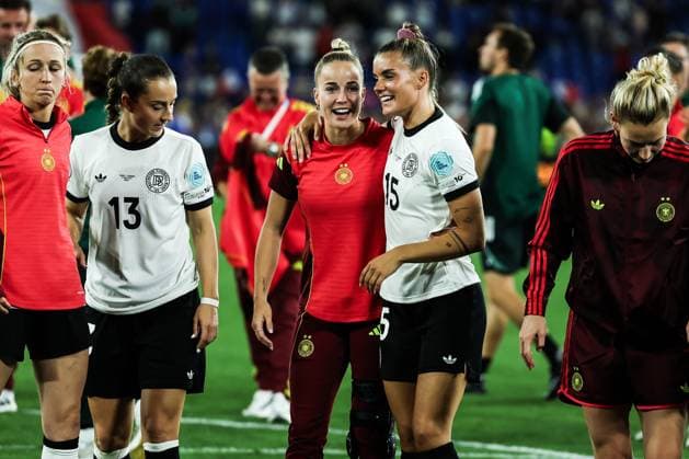 Fussball, UEFA Women™s EURO 2025 Viertelfinale Frankreich - Deutschland 19.07.2025, St. Jakob Park Basel Giulia Gwinn (Deutschland, 7) Selina Cerci (Deutschland, 15) Basel St. Jakob Park Schweiz