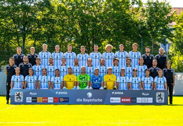 20.07.2025, Fussball 3. Liga 2025 2026, TSV 1860 München, Porträttermin 2025 2026, an der Grünwalderstrasse, München. Hintere Reihe (von links): Co-Trainer Nicolas Masetzky; Athletiktrainer Philipp Kunz; Raphael Schifferl; Lasse Faßmann, Siemen Voet, Florian Niederlechner, Philipp Maier, Jesper Verlaat, Max Reinthaler, Samuel Althaus, Physiotherapeut Andre van Staa; Physiotherapeut Nick Wurian; Mittlere Reihe (von links): Cheftrainer Patrick Glöckner; Co-Trainer Markus Brzenska, Sean Dulic , Maximilian Wolfram, Justin Steinkötter, Morris Schröter, Clemens Lippmann, Patrick Hobsch, Tim Danhof, Sigurd Haugen, Max Christiansen, Teammanager Henrik Ahrend, Teamärztin Monika Mrosek. Vordere Reihe (von links): Thore Jacobsen, Tunay Deniz, David Philipp, Kevin Volland, Torwart Miran Qela, Torwart Thomas Dähne, Torwart Rene Vollath, Torwart Paul Bachmann, Manuel Pfeifer, Emre Erdogan, Soichiro Kozuki, Kilian Jakob.