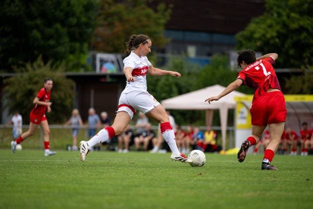 Jana Spengler (VfB Stuttgart, 18) im Zweikampf mit Ines Husic (FC Heidenheim, 02), GER, VfB Stuttgart vs FC Heidenheim, Fussball Frauen Testspiel, Saison 2025 2026, 20.07.2025 GER, VfB Stuttgart vs FC Heidenheim, Fussball Frauen Testspiel, Saison 2025 2026, 20.07.2025 Bad Cannstatt Copyright: xEibner-Pressefoto Memmlerx EP_MMR