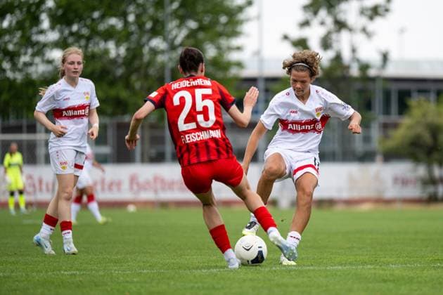 Rosa Rueckert (VfB Stuttgart, 11) im Zweikampf mit Svea Fleischmann (FC Heidenheim, 25), GER, VfB Stuttgart vs FC Heidenheim, Fussball Frauen Testspiel, Saison 2025 2026, 20.07.2025 GER, VfB Stuttgart vs FC Heidenheim, Fussball Frauen Testspiel, Saison 2025 2026, 20.07.2025 Bad Cannstatt Copyright: xEibner-Pressefoto Memmlerx EP_MMR