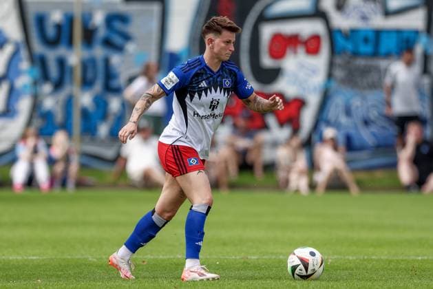 Jobina Lahr (Hamburger SV, 31) am Ball, Freisteller, Einzelbild, Ganzkörper, Aktion, Action, Spielszene, 20.07.2025, Norderstedt (Deutschland), Fussball, Testspiel Frauen, Hamburger SV - Holstein Kiel