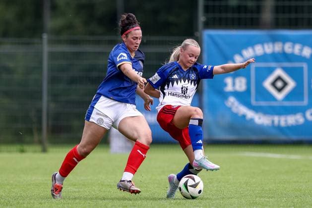 v.li.: Aryanna Naward (Holstein Kiel, 15) und Mia Büchele (Hamburger SV, 17) im Zweikampf, Duell, Dynamik, Aktion, Action, Spielszene, 20.07.2025, Norderstedt (Deutschland), Fussball, Testspiel Frauen, Hamburger SV - Holstein Kiel