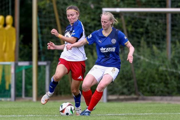 v.li.: Melanie Brunnthaler (Hamburger SV, 11) und Jasmin Grosnick (Holstein Kiel, 3) im Zweikampf, Duell, Dynamik, Aktion, Action, Spielszene, 20.07.2025, Norderstedt (Deutschland), Fussball, Testspiel Frauen, Hamburger SV - Holstein Kiel