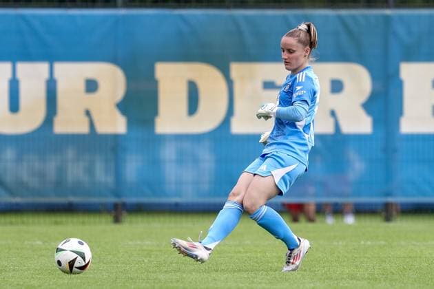 Laura Sieger (Torhüterin, Torwart, Hamburger SV, 18) am Ball, Freisteller, Einzelbild, Ganzkörper, Aktion, Action, Spielszene, 20.07.2025, Norderstedt (Deutschland), Fussball, Testspiel Frauen, Hamburger SV - Holstein Kiel