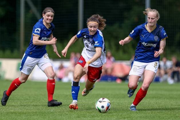 v.li.: Lea Althof (Holstein Kiel, 21), Melanie Brunnthaler (Hamburger SV, 11) und Jasmin Grosnick (Holstein Kiel, 3) im Zweikampf, Duell, Dynamik, Aktion, Action, Spielszene, 20.07.2025, Norderstedt (Deutschland), Fussball, Testspiel Frauen, Hamburger SV - Holstein Kiel