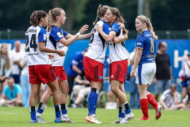 Spielerinnen vom Hamburger SV mit Torjubel, Jubel, jubeln, jubelt, optimistisch, Spielszene, Highlight, Freude über das Tor zum 5:1, 20.07.2025, Norderstedt (Deutschland), Fussball, Testspiel Frauen, Hamburger SV - Holstein Kiel