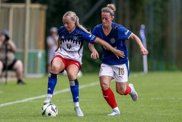 v.li.: Mia Büchele (Hamburger SV, 17) und Sandra Krohn (Holstein Kiel, 16) im Zweikampf, Duell, Dynamik, Aktion, Action, Spielszene, 20.07.2025, Norderstedt (Deutschland), Fussball, Testspiel Frauen, Hamburger SV - Holstein Kiel