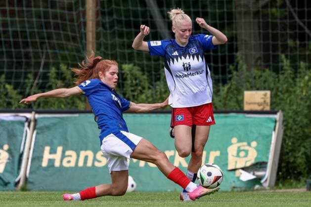 v.li.: Zoe Tolksdorf (Holstein Kiel, 14) und Sophie Profe (Hamburger SV, 14) im Zweikampf, Duell, Dynamik, Aktion, Action, Spielszene, 20.07.2025, Norderstedt (Deutschland), Fussball, Testspiel Frauen, Hamburger SV - Holstein Kiel