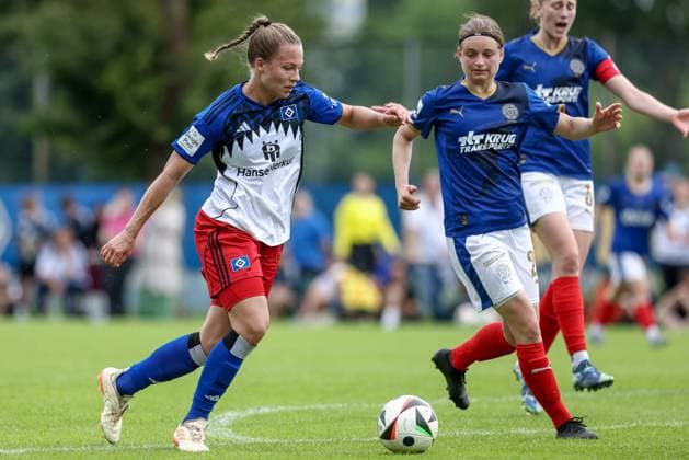 v.li.: Christin Meyer (Hamburger SV, 16) und Lea Althof (Holstein Kiel, 21) im Zweikampf, Duell, Dynamik, Aktion, Action, Spielszene, 20.07.2025, Norderstedt (Deutschland), Fussball, Testspiel Frauen, Hamburger SV - Holstein Kiel