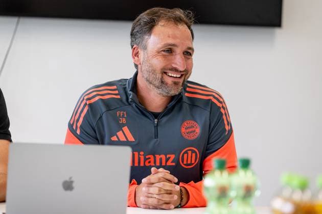 Jose Barcala (Chef-Trainer, FC Bayern Muenchen Frauen) beim Pressetalk vor dem offiziellen Training. FC Bayern Muenchen Frauen, Fussball, Google Pixel Frauen-Bundesliga, Trainingseinheit, Saison 2025 2026, 21.07.2025. (DFL DFB REGULATIONS PROHIBIT ANY USE OF PHOTOGRAPHS as IMAGE SEQUENCES and or QUASI-VIDEO). FC Bayern Muenchen Frauen, Fussball, Google Pixel Frauen-Bundesliga, Trainingseinheit, Saison 2025 2026, 21.07.2025. Muenchen Copyright: xEibner-Pressefoto HeikexFeinerx EP_HFR