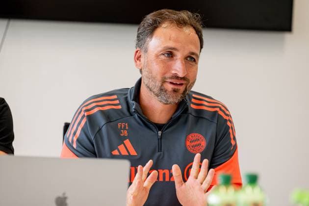 Jose Barcala (Chef-Trainer, FC Bayern Muenchen Frauen) beim Pressetalk vor dem offiziellen Training. FC Bayern Muenchen Frauen, Fussball, Google Pixel Frauen-Bundesliga, Trainingseinheit, Saison 2025 2026, 21.07.2025. (DFL DFB REGULATIONS PROHIBIT ANY USE OF PHOTOGRAPHS as IMAGE SEQUENCES and or QUASI-VIDEO). FC Bayern Muenchen Frauen, Fussball, Google Pixel Frauen-Bundesliga, Trainingseinheit, Saison 2025 2026, 21.07.2025. Muenchen Copyright: xEibner-Pressefoto HeikexFeinerx EP_HFR