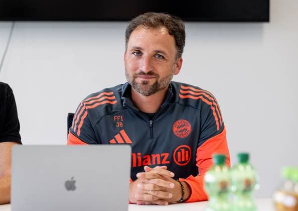 Jose Barcala (Chef-Trainer, FC Bayern Muenchen Frauen) beim Pressetalk vor dem offiziellen Training. FC Bayern Muenchen Frauen, Fussball, Google Pixel Frauen-Bundesliga, Trainingseinheit, Saison 2025 2026, 21.07.2025. (DFL DFB REGULATIONS PROHIBIT ANY USE OF PHOTOGRAPHS as IMAGE SEQUENCES and or QUASI-VIDEO). FC Bayern Muenchen Frauen, Fussball, Google Pixel Frauen-Bundesliga, Trainingseinheit, Saison 2025 2026, 21.07.2025. Muenchen Copyright: xEibner-Pressefoto HeikexFeinerx EP_HFR
