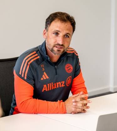 Jose Barcala (Chef-Trainer, FC Bayern Muenchen Frauen) beim Pressetalk vor dem offiziellen Training. FC Bayern Muenchen Frauen, Fussball, Google Pixel Frauen-Bundesliga, Trainingseinheit, Saison 2025 2026, 21.07.2025. (DFL DFB REGULATIONS PROHIBIT ANY USE OF PHOTOGRAPHS as IMAGE SEQUENCES and or QUASI-VIDEO). FC Bayern Muenchen Frauen, Fussball, Google Pixel Frauen-Bundesliga, Trainingseinheit, Saison 2025 2026, 21.07.2025. Muenchen Copyright: xEibner-Pressefoto HeikexFeinerx EP_HFR