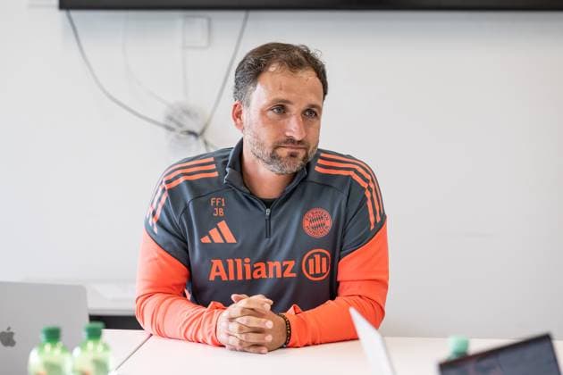 Jose Barcala (Chef-Trainer, FC Bayern Muenchen Frauen) beim Pressetalk vor dem offiziellen Training. FC Bayern Muenchen Frauen, Fussball, Google Pixel Frauen-Bundesliga, Trainingseinheit, Saison 2025 2026, 21.07.2025. (DFL DFB REGULATIONS PROHIBIT ANY USE OF PHOTOGRAPHS as IMAGE SEQUENCES and or QUASI-VIDEO). FC Bayern Muenchen Frauen, Fussball, Google Pixel Frauen-Bundesliga, Trainingseinheit, Saison 2025 2026, 21.07.2025. Muenchen Copyright: xEibner-Pressefoto HeikexFeinerx EP_HFR