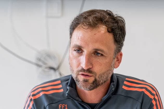 Jose Barcala (Chef-Trainer, FC Bayern Muenchen Frauen) beim Pressetalk vor dem offiziellen Training Portrait Portraet. FC Bayern Muenchen Frauen, Fussball, Google Pixel Frauen-Bundesliga, Trainingseinheit, Saison 2025 2026, 21.07.2025. (DFL DFB REGULATIONS PROHIBIT ANY USE OF PHOTOGRAPHS as IMAGE SEQUENCES and or QUASI-VIDEO). FC Bayern Muenchen Frauen, Fussball, Google Pixel Frauen-Bundesliga, Trainingseinheit, Saison 2025 2026, 21.07.2025. Muenchen Copyright: xEibner-Pressefoto HeikexFeinerx EP_HFR