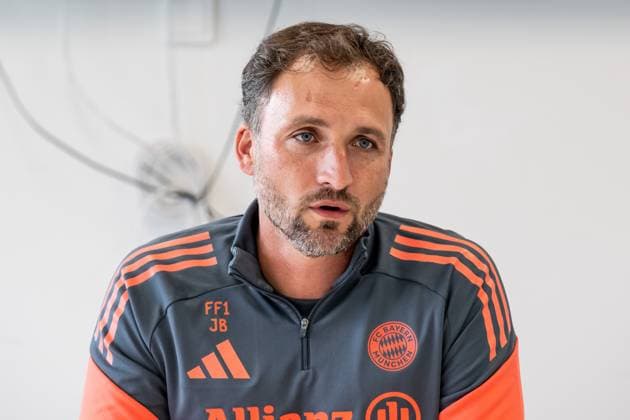 Jose Barcala (Chef-Trainer, FC Bayern Muenchen Frauen) beim Pressetalk vor dem offiziellen Training. FC Bayern Muenchen Frauen, Fussball, Google Pixel Frauen-Bundesliga, Trainingseinheit, Saison 2025 2026, 21.07.2025. (DFL DFB REGULATIONS PROHIBIT ANY USE OF PHOTOGRAPHS as IMAGE SEQUENCES and or QUASI-VIDEO). FC Bayern Muenchen Frauen, Fussball, Google Pixel Frauen-Bundesliga, Trainingseinheit, Saison 2025 2026, 21.07.2025. Muenchen Copyright: xEibner-Pressefoto HeikexFeinerx EP_HFR