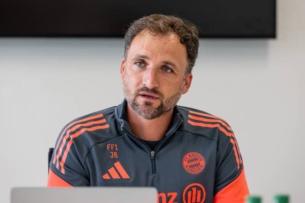 Jose Barcala (Chef-Trainer, FC Bayern Muenchen Frauen) beim Pressetalk vor dem offiziellen Training. FC Bayern Muenchen Frauen, Fussball, Google Pixel Frauen-Bundesliga, Trainingseinheit, Saison 2025 2026, 21.07.2025. (DFL DFB REGULATIONS PROHIBIT ANY USE OF PHOTOGRAPHS as IMAGE SEQUENCES and or QUASI-VIDEO). FC Bayern Muenchen Frauen, Fussball, Google Pixel Frauen-Bundesliga, Trainingseinheit, Saison 2025 2026, 21.07.2025. Muenchen Copyright: xEibner-Pressefoto HeikexFeinerx EP_HFR